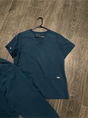 FIGS Deep Teal Scrub set  Top sizeL and Joggers XLpetite